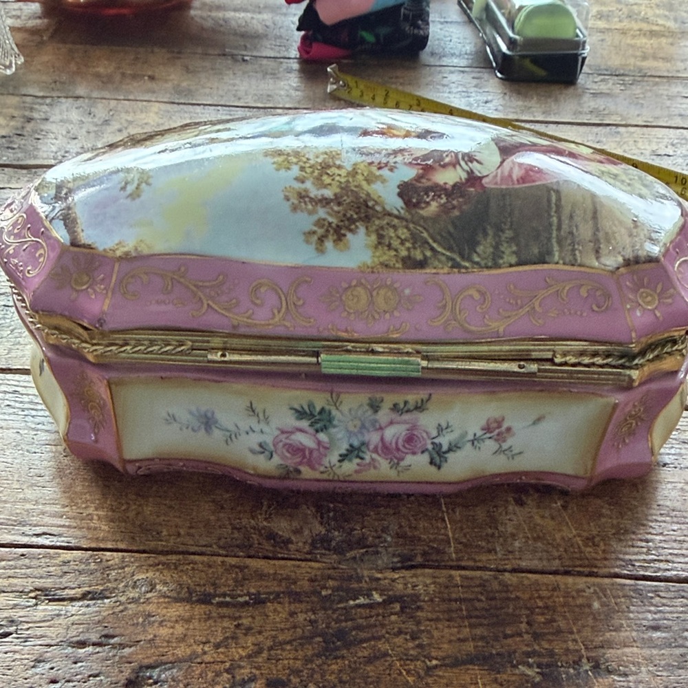 Vintage Large Andrea by Sadek Decorative Jewelry Box with Romantic Scene - Picture 9 of 14